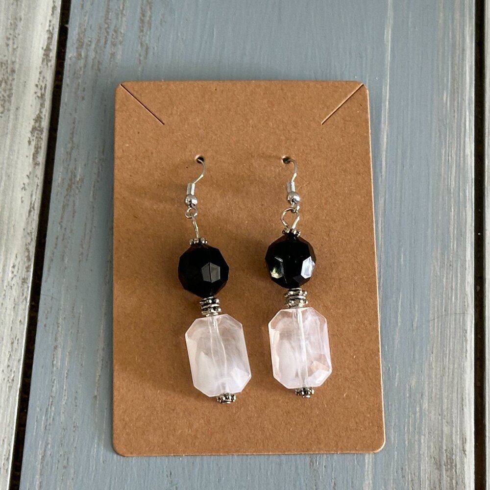 NWT Gorgeous Dangle Pierced Earrings White & Black Faceted & Silver Tone Beads